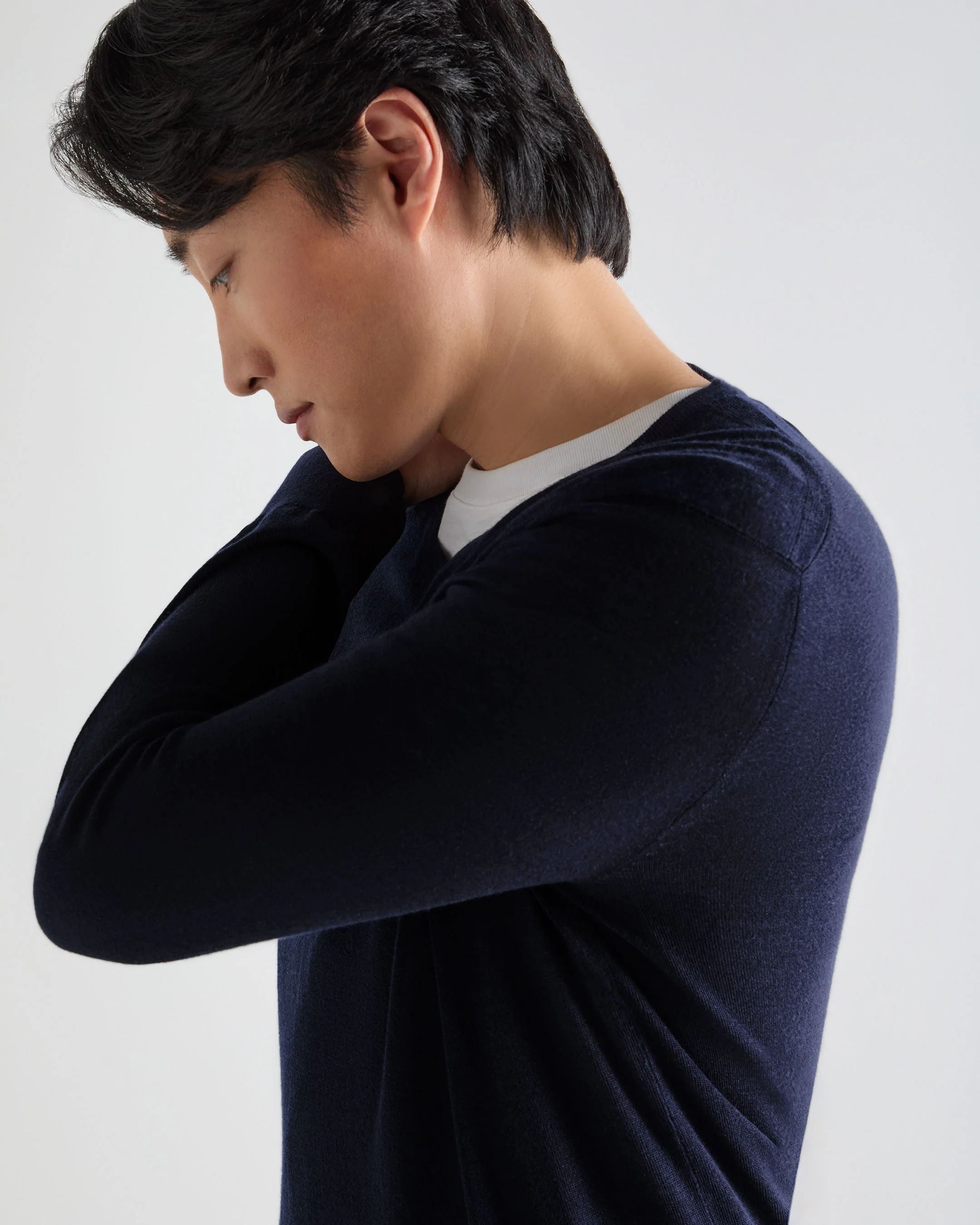 Men's Conduit Fine Gauge Cashmere V Neck Sweater Summer Navy Blue - Image 5