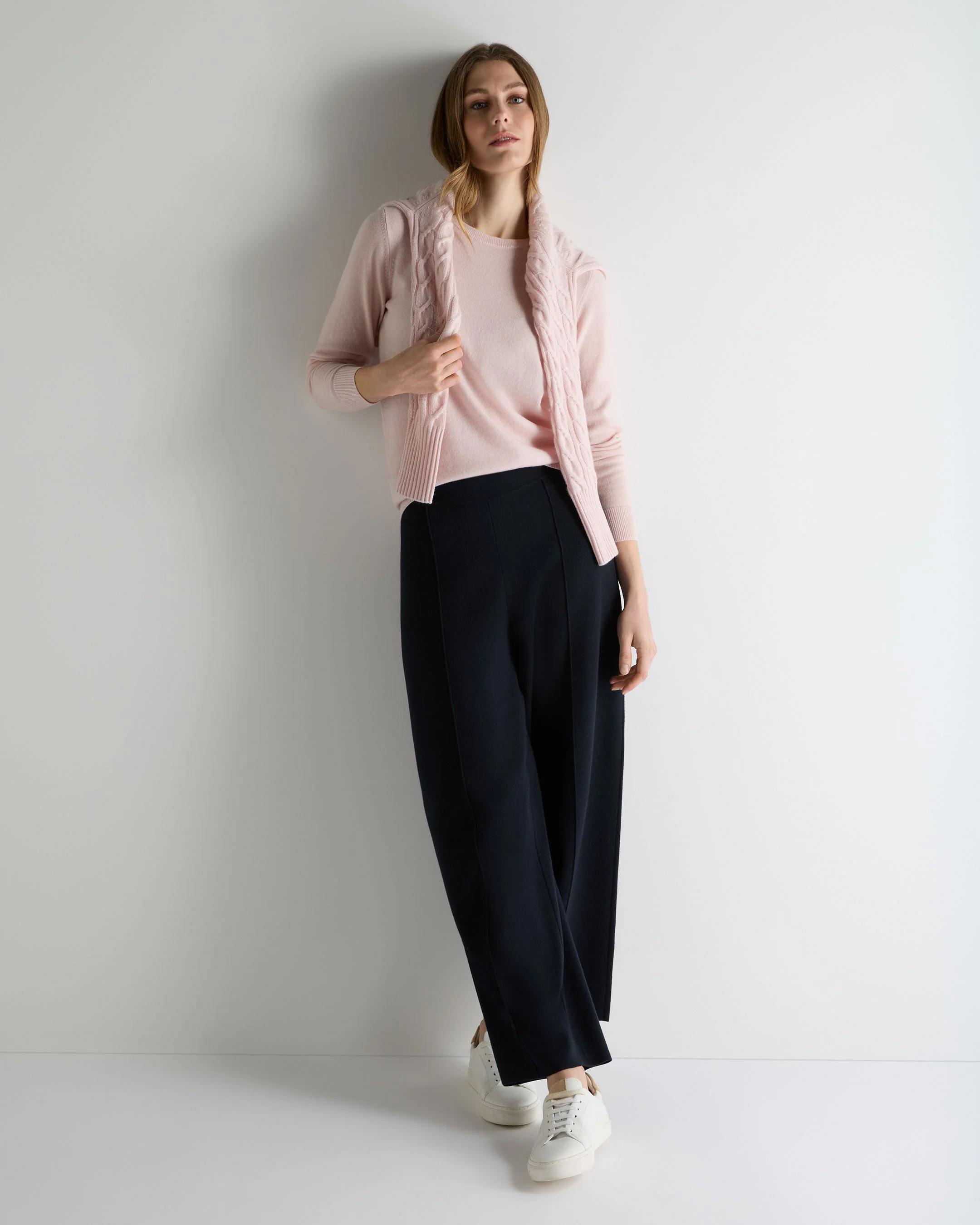 Women's Evie Classic Round Neck Cashmere Sweater Powder Pink - Image 3
