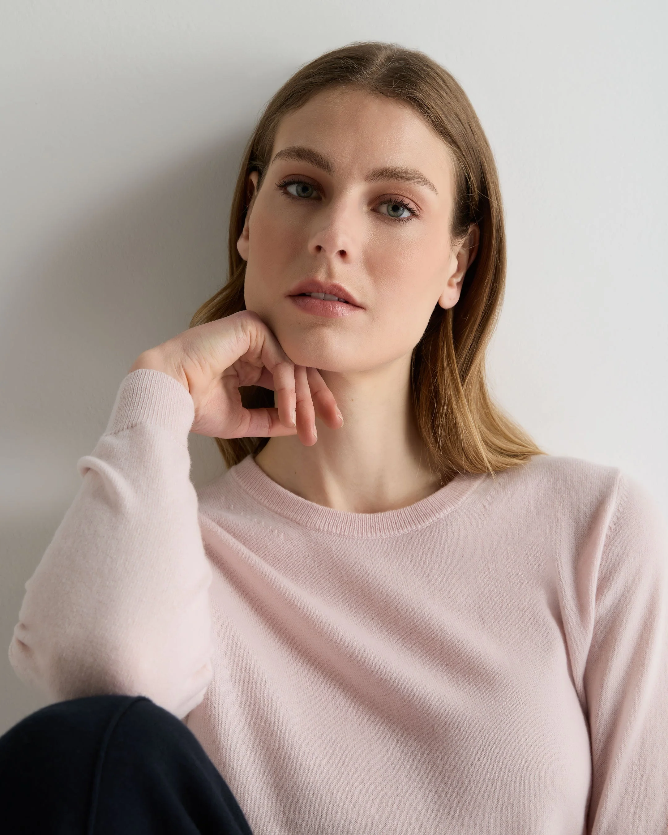 Women's Evie Classic Round Neck Cashmere Sweater Powder Pink - Image 5