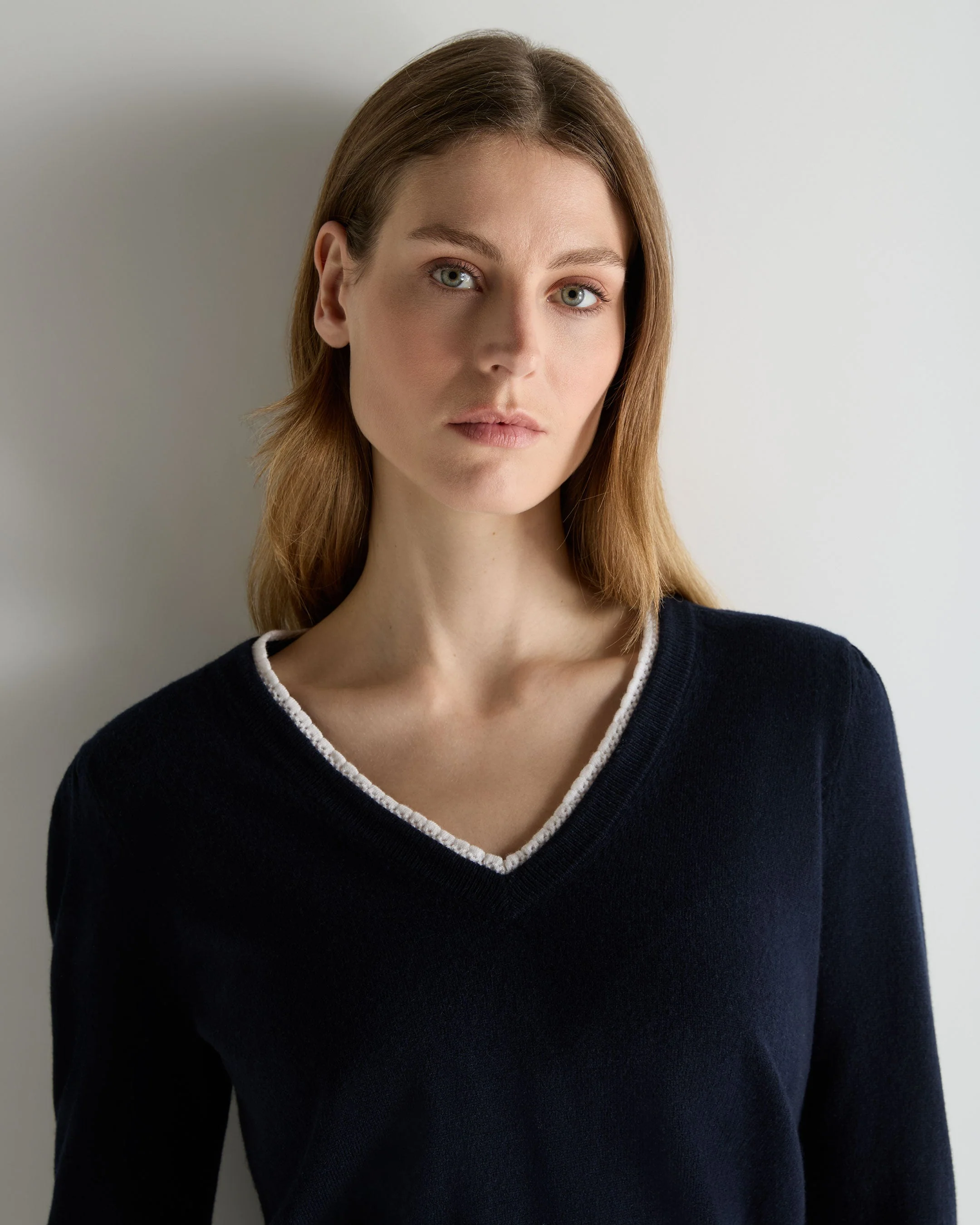 Women's Lace Trim V Neck Cashmere Sweater Navy Blue - Image 5